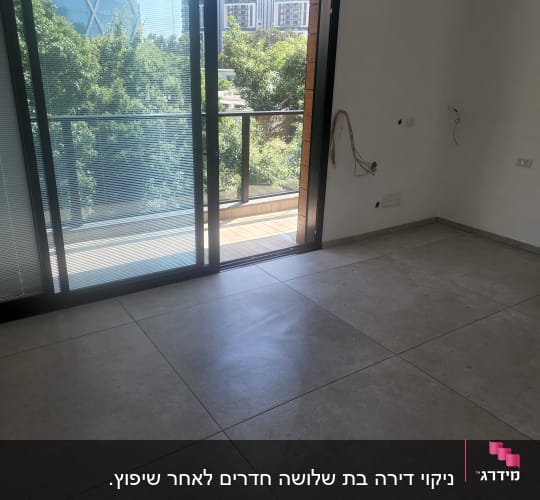 רצפה נקייה ליד דלת זכוכית למרפסת
